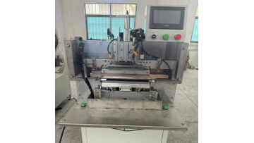The hanger forming machine is working smoothly.