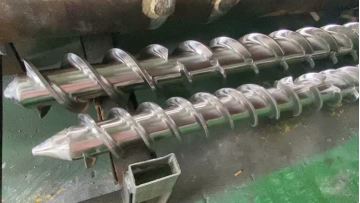 Bimetallic screw barrel for rubber machine
