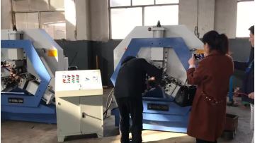 Screw thread rolling machine