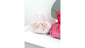 Amazon hot woman cute Velvet portable drawstring makeup bag  Large capacity custom logo cosmetic bag1