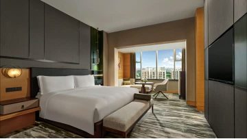 Hilton hotel bedroom case 5