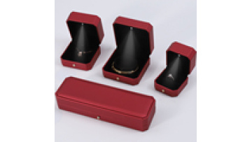 Han Hong Wholesale Jewellery box Packaging Necklace Earrings Bracelet Pendant Red leather ring jewelry box with light1