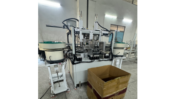 Plastic clothes hanger machine Assembling the clip for plastic coat hanger