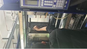 Forming plastic parts by injection machine liveshot