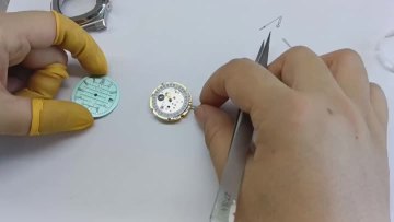 Watch dial fit on movement