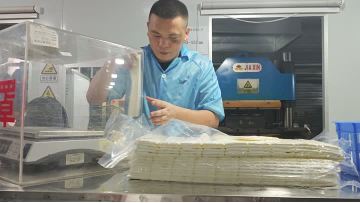 Cut silicone strips in forming silicone workshop