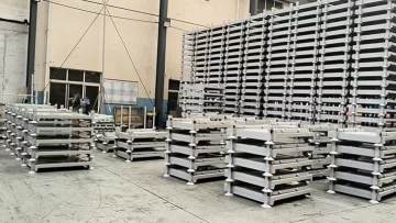 Metal pallet.