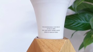 LED E26 9W Plastic Coated Aluminum Battery Rechargeable Emergency  Light Bulb As Regular Home And Camp Hiking Use Lamp1