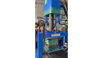 Double sliding injection machine for sports part