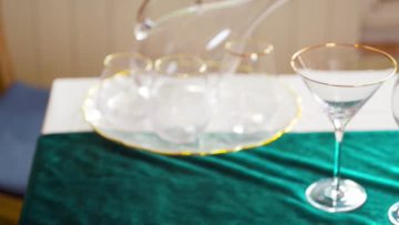 Glass set with bottom bubble gold rim.mP4