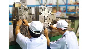 Injection molding machine working video