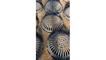 Round overflow cast iron manhole caver