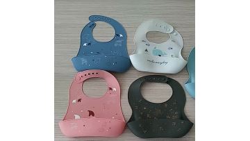 cute cartoon silicone bibs.mp4