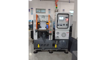 The universal mold base is installed on the small hydruali press