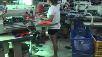 一人操作四台帽子机