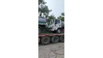 four-wheel fecal suction truck2