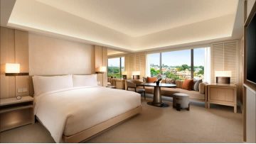 Hilton hotel bedroom case 9