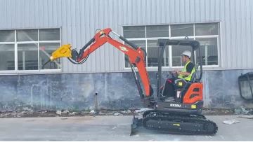 CE Standard 2.5T Small Crawler Excavator With Breaker