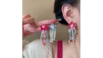 Contrast with the flower-patterned pendant earrings