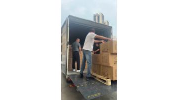 Robin Zhong boss helped the employees ship the goods shipped to a Chilean customer