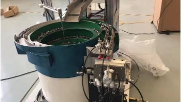 Bowl feeder for screw