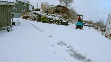 1ton excavator uses a bulldozer to remove snow 