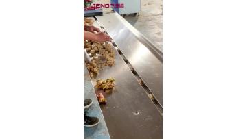 Pillow pack machine in action