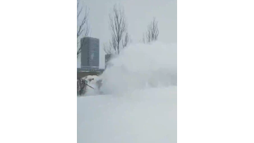 Small snow throwing machine