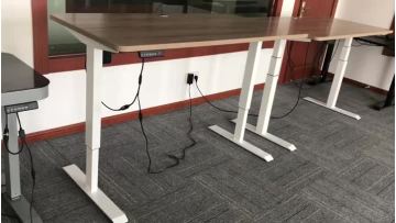 Adjustable standing desk
