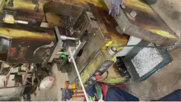 The production process of solar nut, cutting into pieces