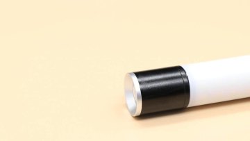 Qimai hand hold telescopic zoomable torch bulit-in battery rechargeable white and yellow light T6+COB flashlight1