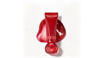 Non-Sticky Glass Lip Gloss for Hydrated Shiny Lips