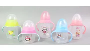 OEM Cartoon Wide Mouth PP Baby Feeder with Bear Design Cap Plastic Breastmilk Baby Bottle with Handle Food Grade Silicone Nipple Baby Formula Feeding Bottle1