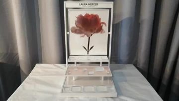 Cosmetic display 04