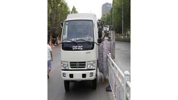 Video of urban guardrail cleaning machine