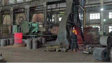 The material remover works in collaboration with the electro-hydraulic hammer for free forging