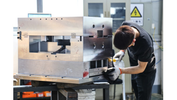 Mold base assembly