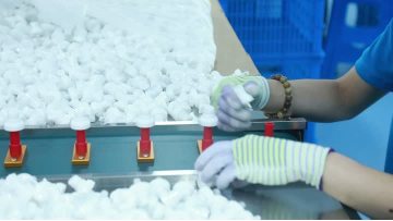 Airless bottle production line display