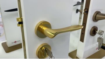 Split lock video