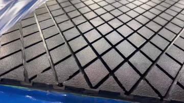Conveyor roller covering rhombic pattern