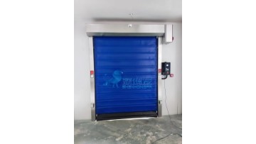 Cold storage zipper door