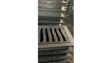 Anti-settling grate