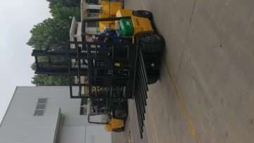 FORKLIFT WITH PUSH ATTACHMENT FOR BAGS TRANSPORT.mp4