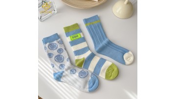 Korean version smiley face cloth logo mid tube socks European trendy socks