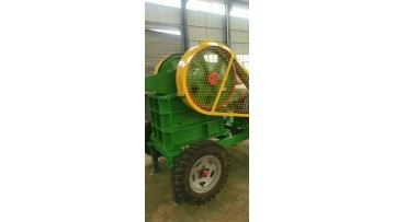 Four wheeled small portable mobile diesel engine stone jaw crusher machine for sale1