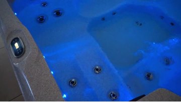 HL-5502 affordable hot tub