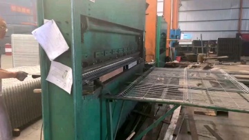 Easily Assembled  hot dipped galvanized wire mesh fence panel1