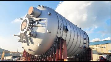 High pressure storage tank