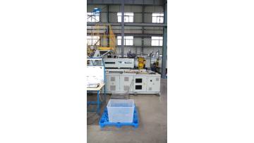  900 Ton Equipment Produces Matching Lids For Storage Boxes