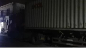 Mesh fence loading